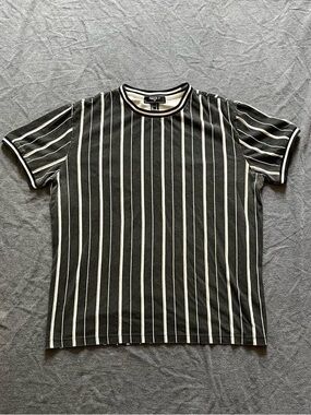 Forever 21 men’s black and white striped t-shirt